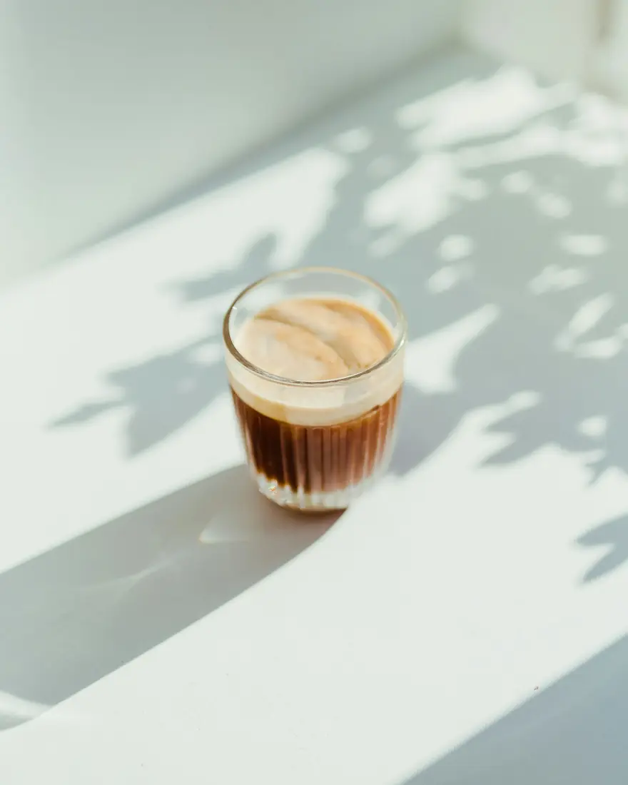 Café com leite num copo de vidro