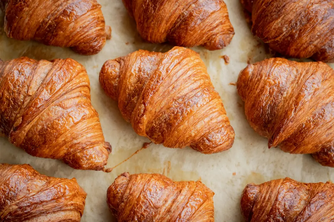Tabuleiro de croissants dourados