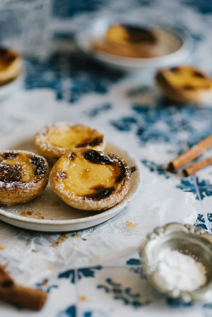 Pastéis de nata num prato